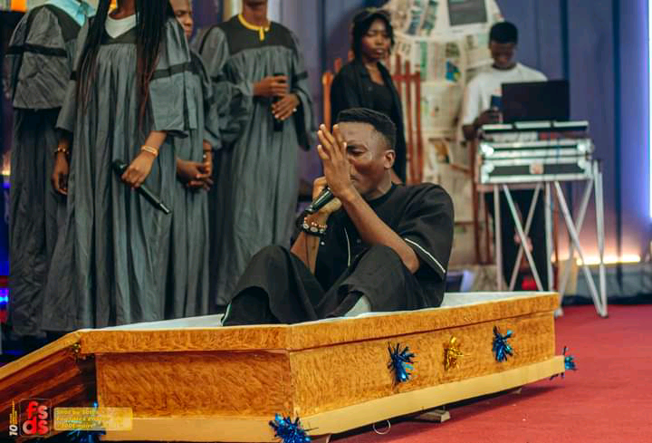 NIGERIA: Gospel Vocalist Makes Dramatic Entrance Onto Stage Inside a Coffin