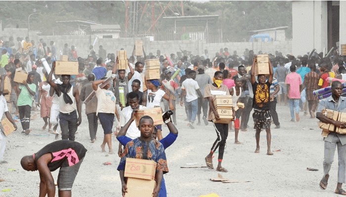 NIGERIA: Residents Loot Truck Carrying Food Items Branded in Tinubu’s Name Amidst Hardship