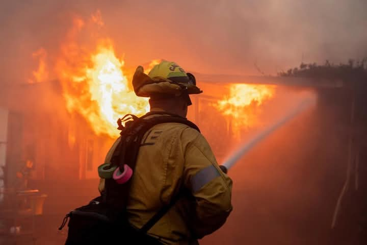 US Firefighters Accused of Prioritizing Rich, Famous Homes Amid Los Angeles Wildfires, Residents Protest